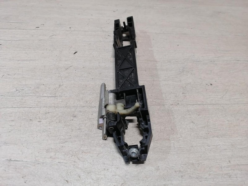 Almera G15 кронштейн ручки двери левый