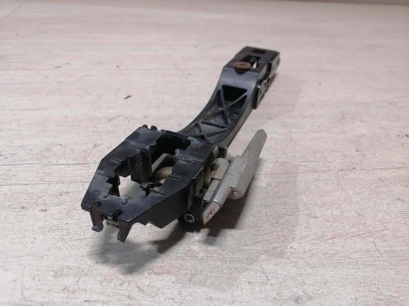 Almera G15 кронштейн ручки двери левый