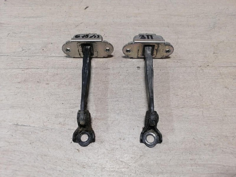 Almera G15 ограничитель двери задний