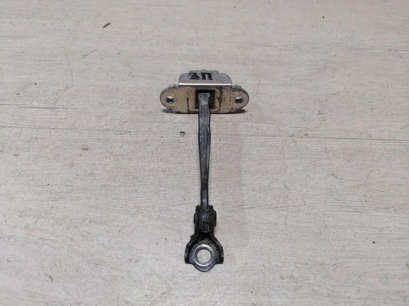 Almera G15 ограничитель двери задний