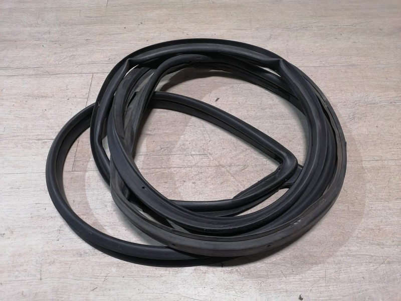 Almera G15 уплотнитель двери передний правый