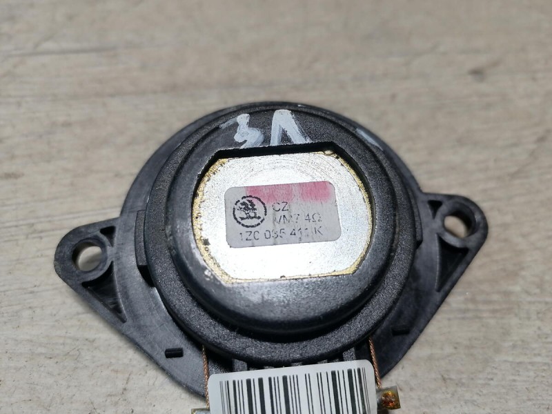 Octavia №3 динамик в дверь задний маленький