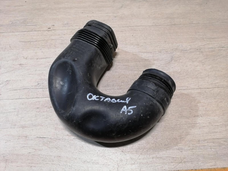 Octavia патрубок корпуса воздушного фильтра 1k0129618