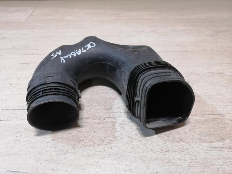 Octavia патрубок корпуса воздушного фильтра 1k0129618