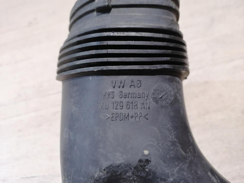 Octavia патрубок корпуса воздушного фильтра 1k0129618