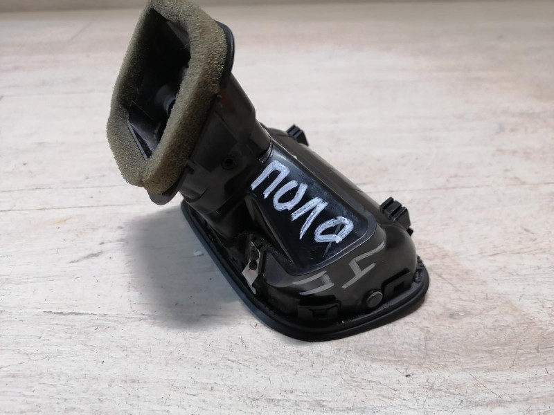 Polo №4 дефлектор торпедо правый деф