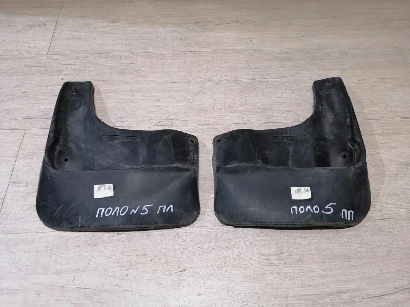 Polo №5 брызговик передний левый