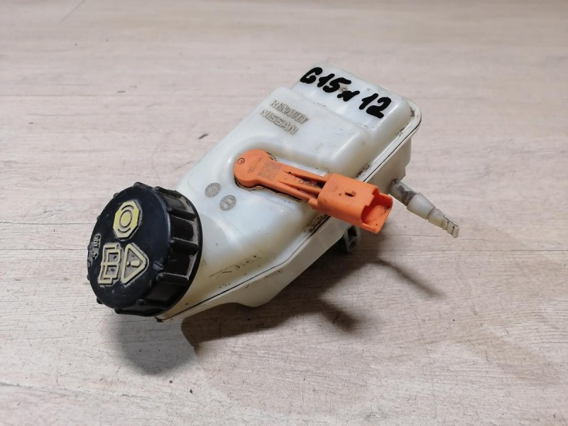 Almera G15 бачок тормозного цилиндра