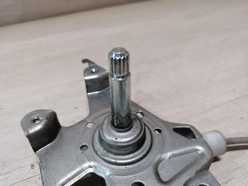 Almera G15 стеклоподъемник задний правый мех.