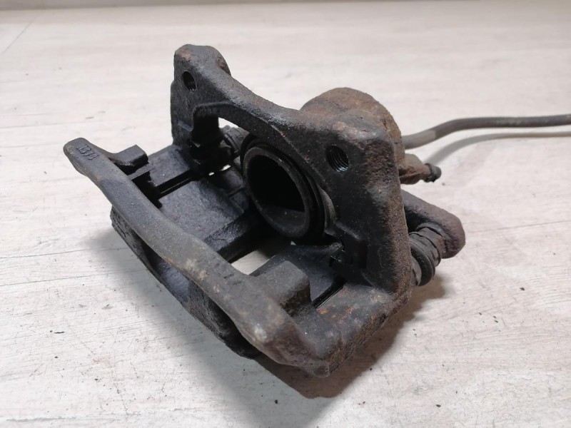 Almera G15 суппорт правый