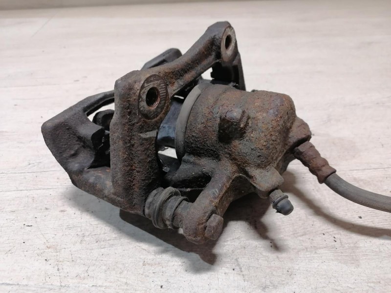 Almera G15 суппорт правый