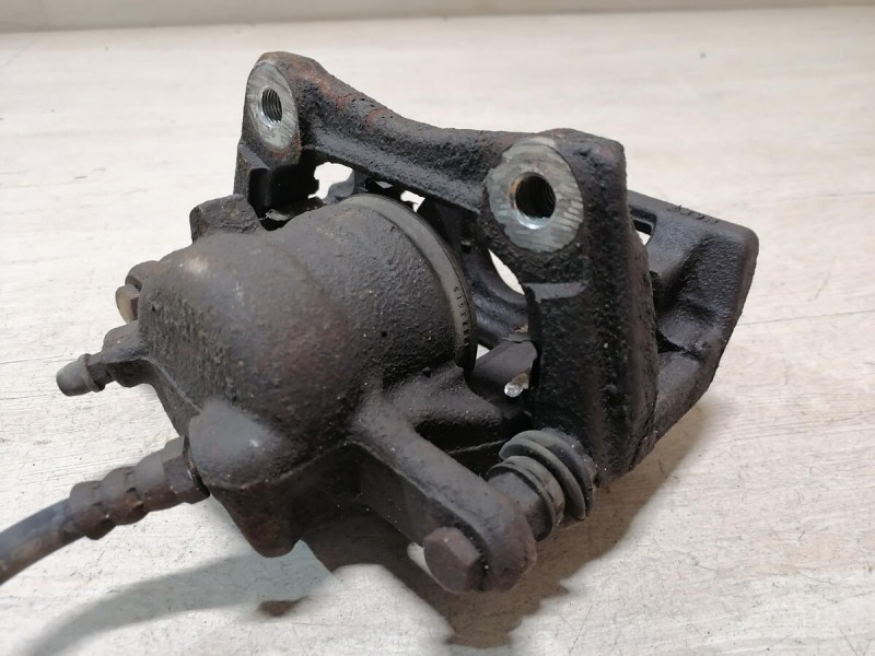 Almera G15 суппорт правый