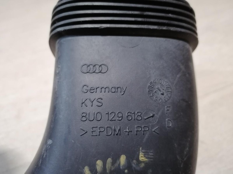Audi Q3 патрубок воздушного фильтра 8u0129618