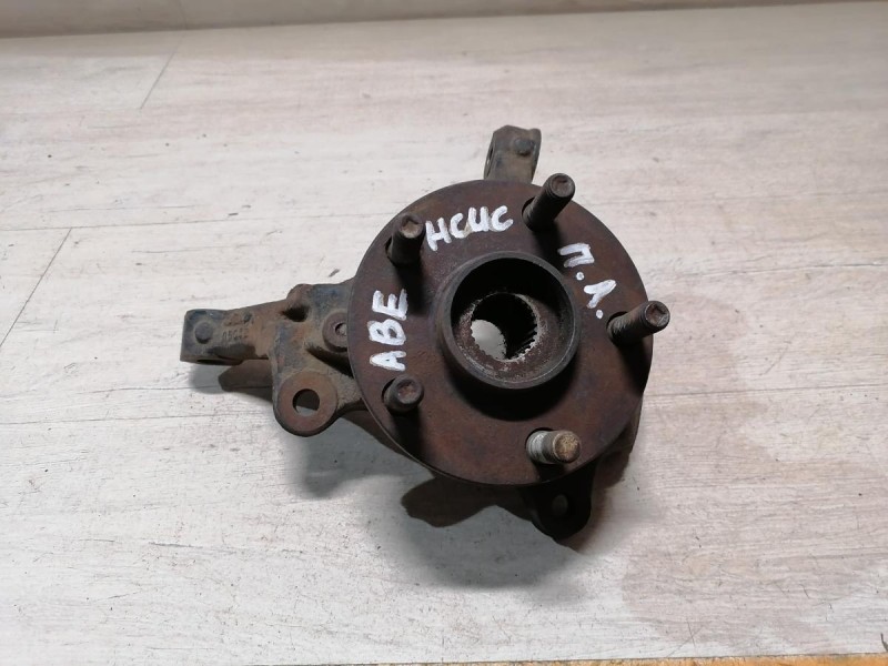 Avensis 2 №1 кулак передний левый