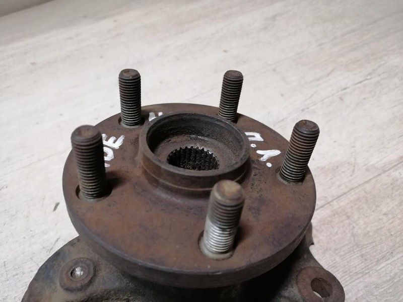 Avensis 2 №1 кулак передний левый