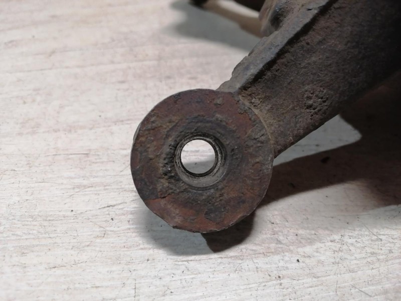 Avensis 2 №1 кулак передний левый