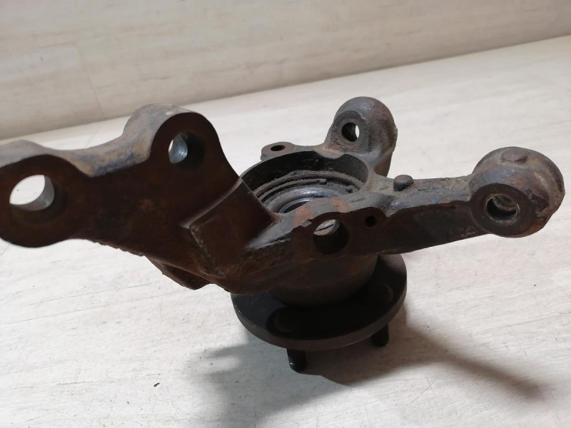 Avensis 2 №1 кулак передний левый