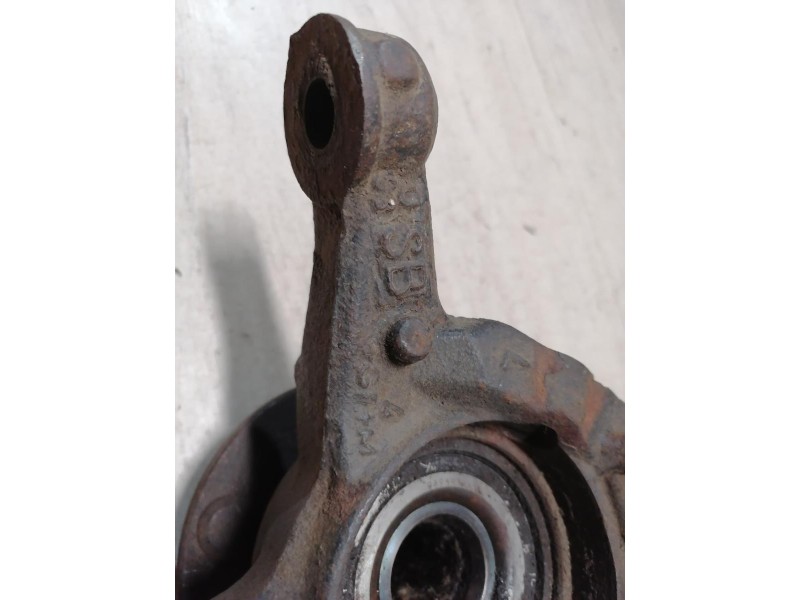 Avensis 2 №1 кулак передний левый