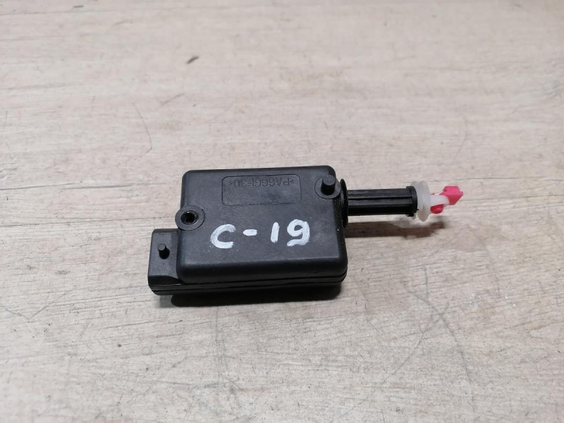 Sandero 2 активатор замка багажника