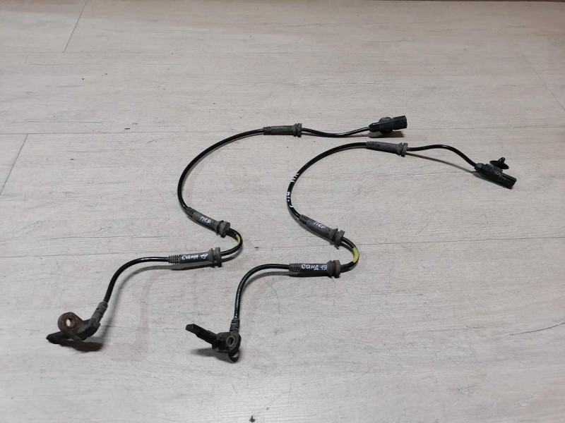 Sandero 2 датчик АБС передний