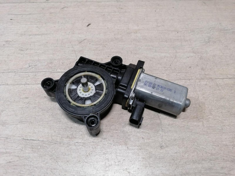 Sandero 2 моторчик стеклоподъемника левый