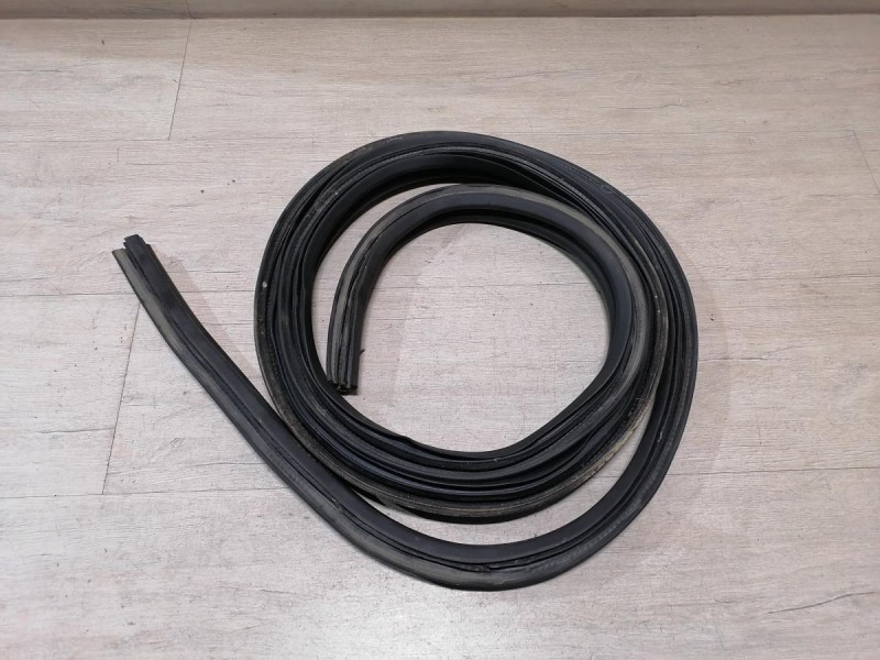 Sandero 2 уплотнитель багажника