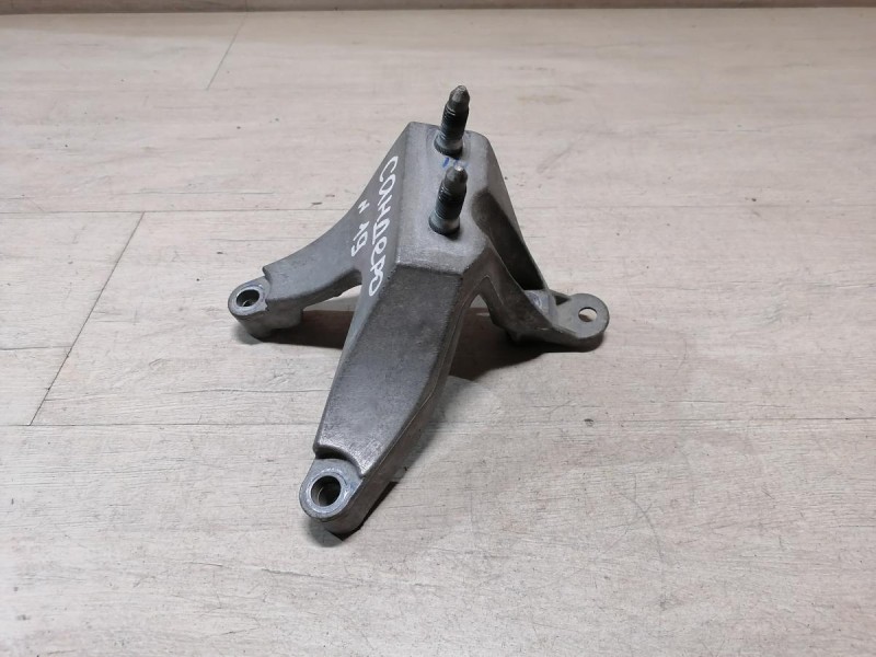 Sandero 2 кронштейн верхней подушки коробки мкпп