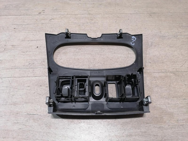 Sandero 2 накладка торпедо под блок кнопок