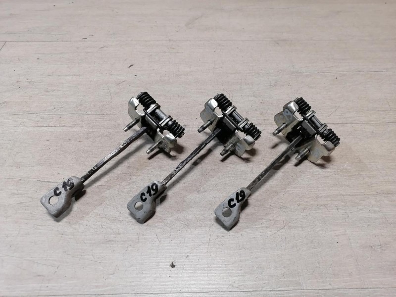 Sandero 2 ограничитель двери