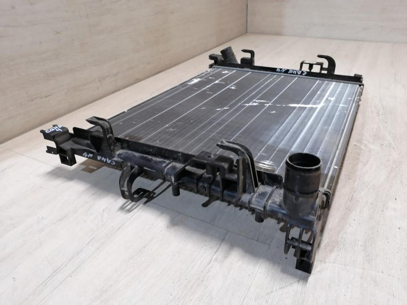 Sandero №4 радиатор охлаждения двигателя деф