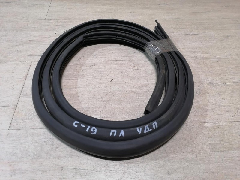 Sandero 2 уплотнитель дверного проема передний левый