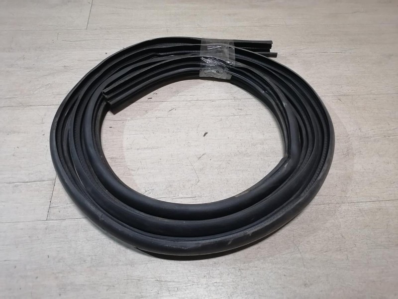 Sandero 2 уплотнитель дверного проема передний левый