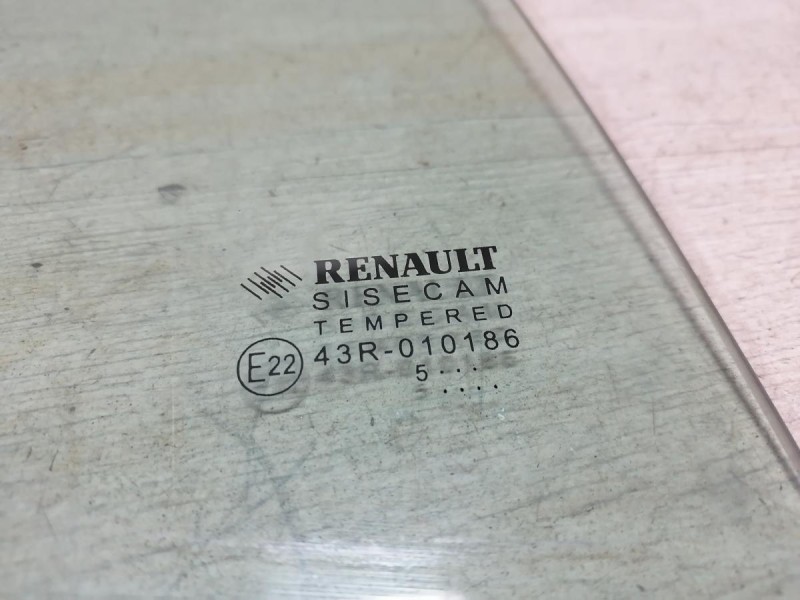 Sandero 2 форточка правая 15