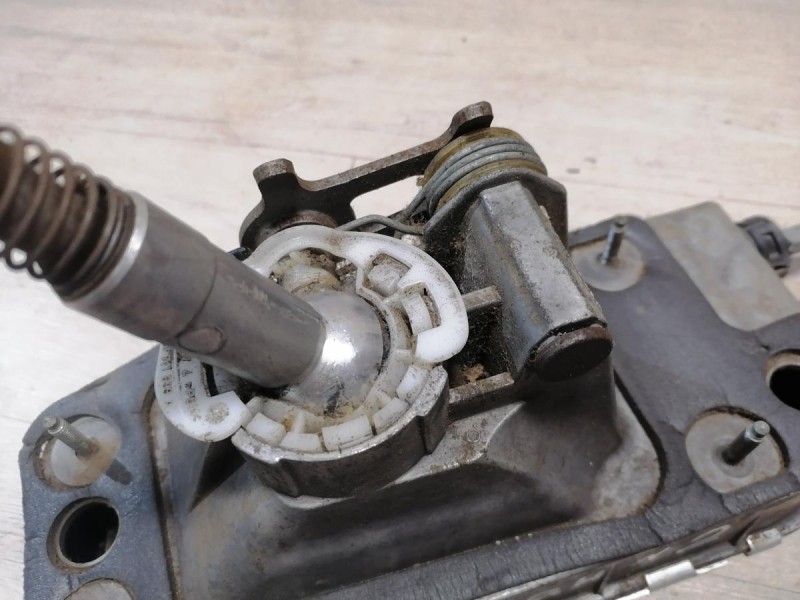 Tiguan №2 кулиса МКПП в сборе трос деф