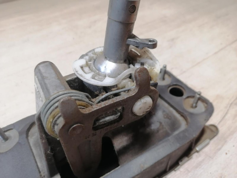 Tiguan №2 кулиса МКПП в сборе трос деф