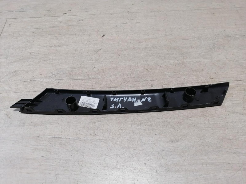 Tiguan №2 накладка ручки обшивки двери левая