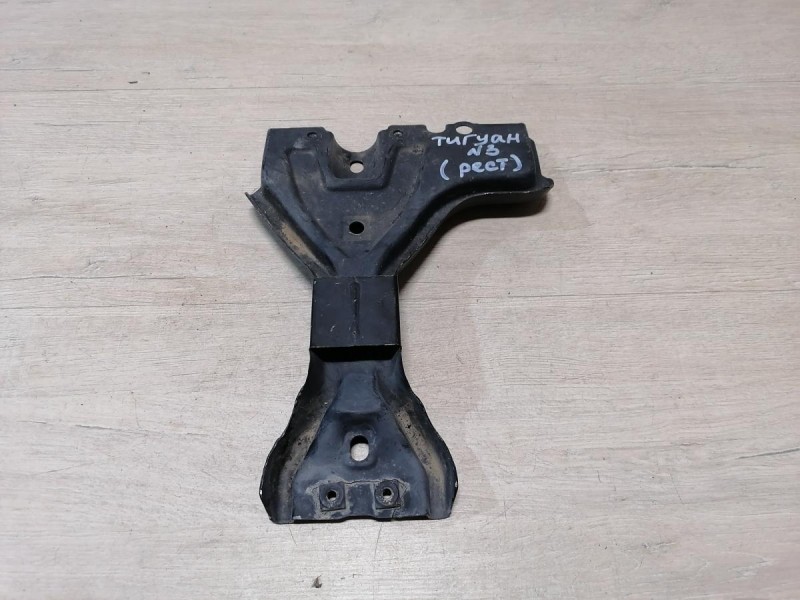 Tiguan №3 кронштейн замка капота деф