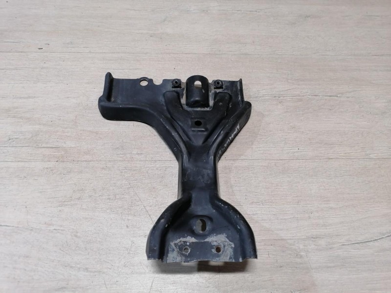 Tiguan №3 кронштейн замка капота деф