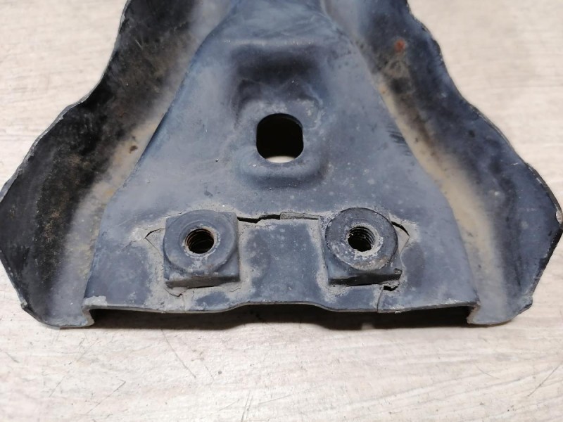 Tiguan №3 кронштейн замка капота деф