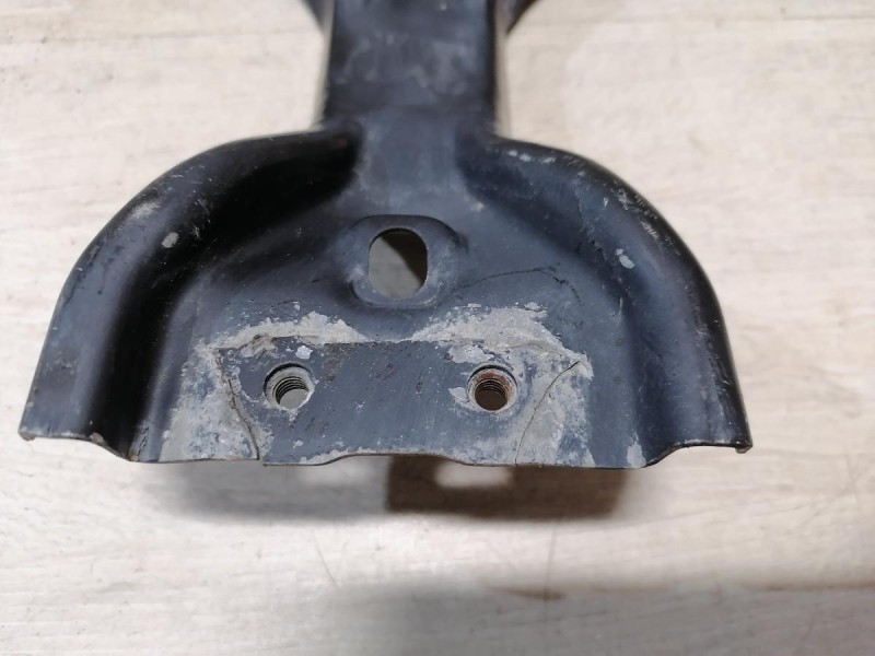 Tiguan №3 кронштейн замка капота деф