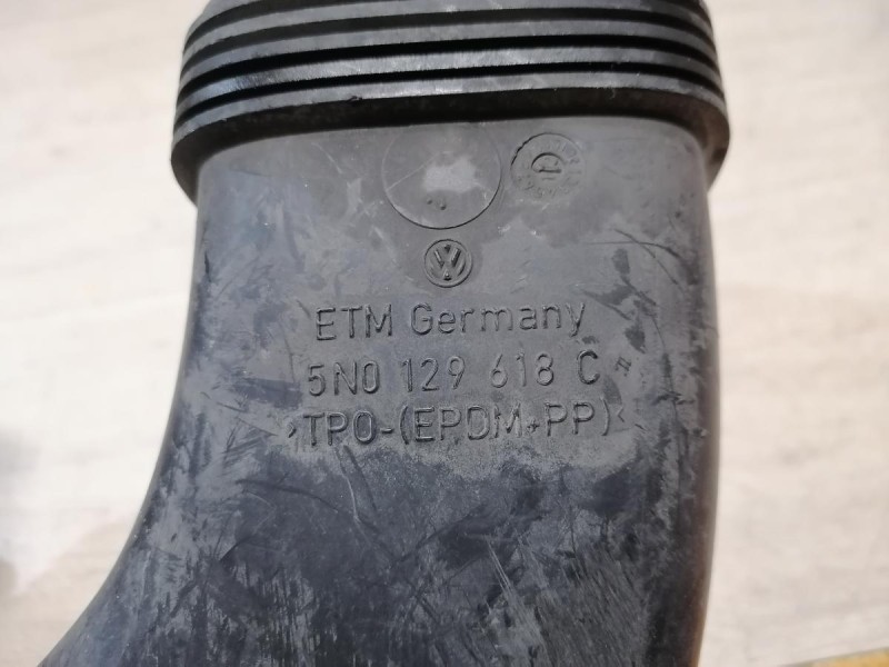 Tiguan №3 патрубок воздушного фильтра 5n0129618