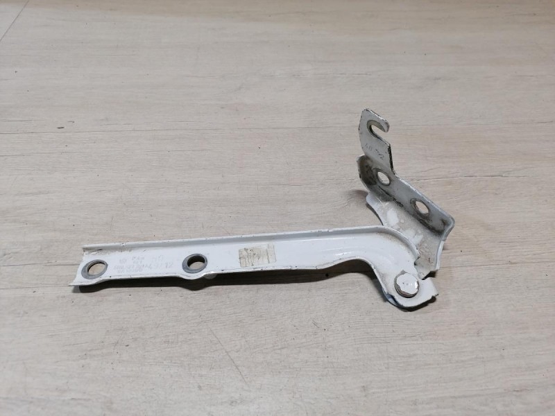 Tiguan петля капота левая