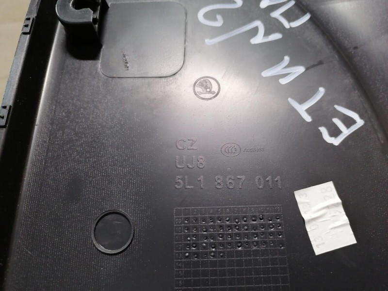 Yeti обшивка двери передняя левая эл