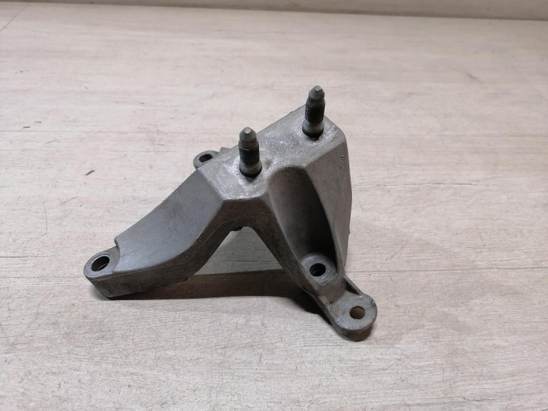 Logan 2 кронштейн верхней подушки коробки мкпп