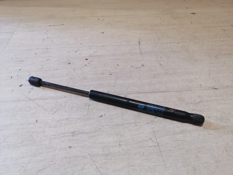 Ssangyong rexton П амортизатор стекла багажника