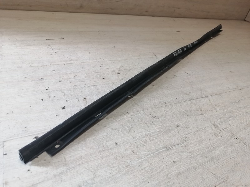 Niva №4 уплотнитель двери нижний передний правый