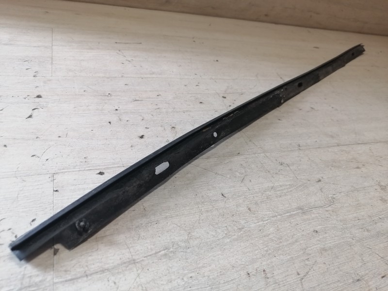 Niva №4 уплотнитель двери нижний передний правый