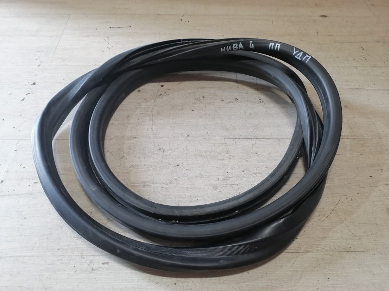 Niva №4 уплотнитель дверного проема передний правый