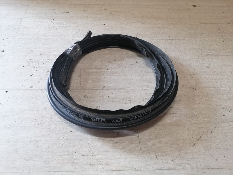 Niva №4 уплотнитель дверного проема левый на всю сторону