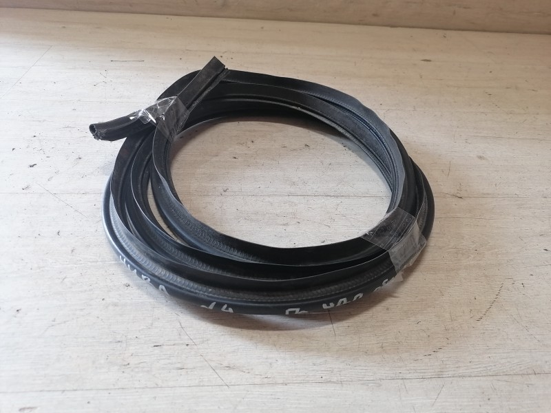 Niva №4 уплотнитель дверного проема правый на всю сторону